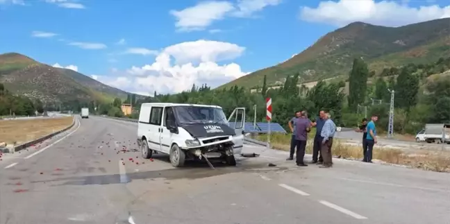 Tokat'ta iki kamyonetin çarpışması sonucu 4 kişi yaralandı