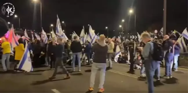 İsrail'de Netanyahu'nun Bakan Değişikliği Protesto Edildi