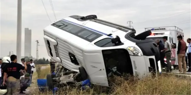 Mersin'de Yolcu Minibüsü ile Servis Çarpıştı: 12 Yaralı