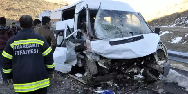 Diyarbakır'da Trafik Kazası: 13 Yaralı
