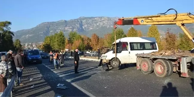 Muğla'da Otomobil, İşçi Servisiyle Çarpıştı: 17 Yaralı