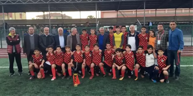 U14'ün Şampiyonu Anadolu Selçukluspor Kupasını Aldı