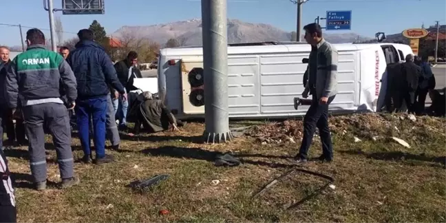 Yolcu Midibüsüyle Otomobil Çarpıştı: 2'si Ağır 17 Yaralı