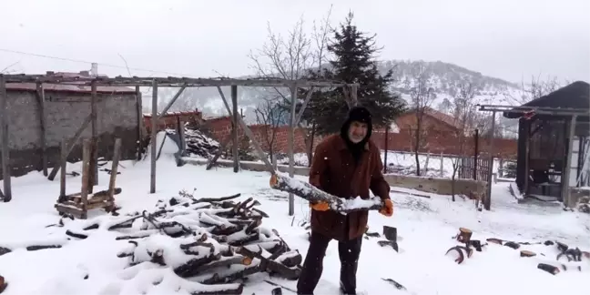 'Mart kapıdan baktırır' atasözünün resmidir