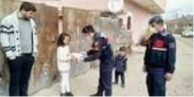 9 yaşındaki Hilal, biriktirdiği 120 lirayı kampanyaya bağışladı