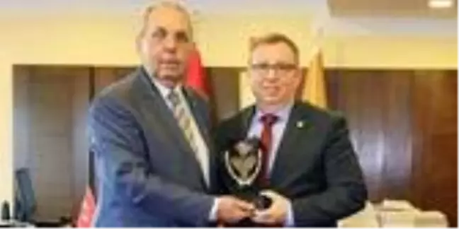 Edirne Lisesi'nden Yetişenler Derneği'nden, Rektör Prof. Dr. Erhan Tabakoğlu'na büyük ödül