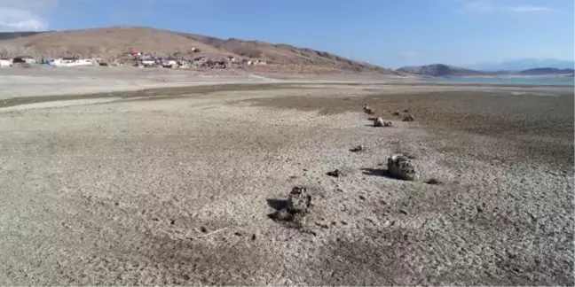 Baraj suyu 1 kilometre çekildi, eski mezarlar ve tarım arazileri ortaya çıktı
