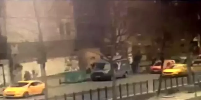 İstanbul'da silahlı çatışma anları kamerada: Çocuğunu bırakıp böyle kaçtı