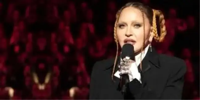 Madonna Yoğun Bakımdan Çıkıp Sahnelere Dönüyor