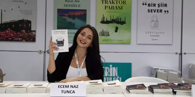 40. Uluslararası Kitap Fuarı'nda Genç Yazar Ecem Naz Tunca Okuyucularıyla Buluştu