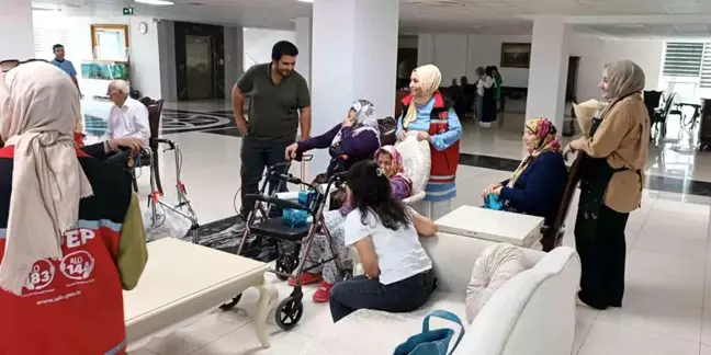 Gaziantep'teki öğrenciler yaşlıları ziyaret etti