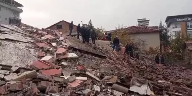 Malatya'da Yıkım Sırasında Göçük: Kepçe Operatörü Enkaz Altında Kaldı