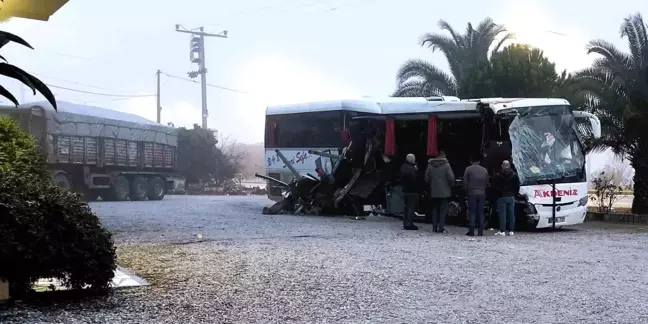 Denizli'de Otobüs Tırla Çarpıştı: 1 Ölü, 20 Yaralı