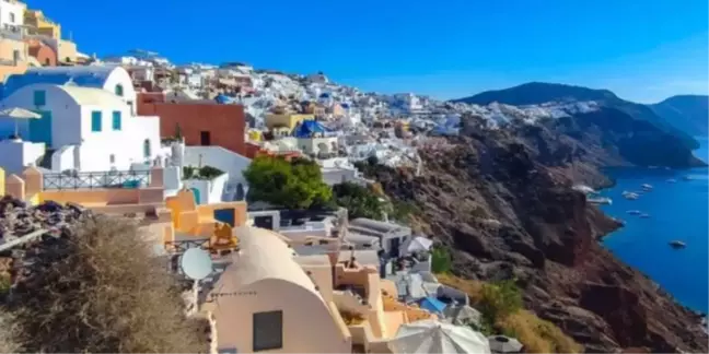 Ege'deki sismik hareketlilik nedeniyle çok sayıda kişi Santorini Adası'nı terk ediyor