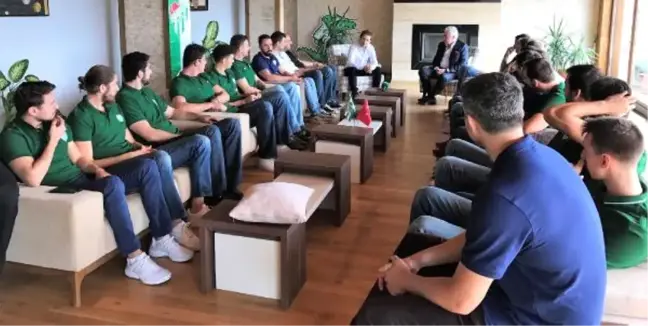 Bursasporlu Basketbolcular Başkan Ali Ay'ı Ziyaret Etti
