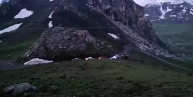 Şırnak'ta tipi nedeniyle kaybolan 15 göçer, 11 saatlik çalışma sonucu kurtarıldı