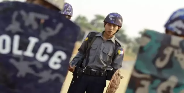 Myanmar'da 10 Polis Gözaltında