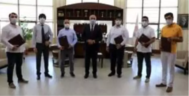 Rektör Polat'tan çalışkan personellere teşekkür belgesi