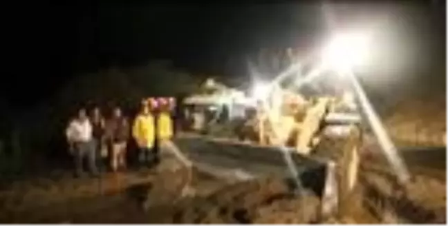 Kiraz karayolu, heyelan nedeniyle 3 saat kapalı kaldı