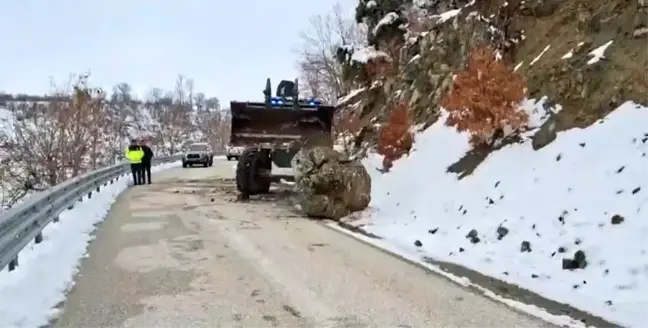 Elazığ'da Kaya Düşmesi Yayın Evini Kapatmadı