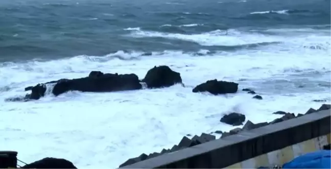 Rumeli Feneri'nde dev dalgalar oluştu