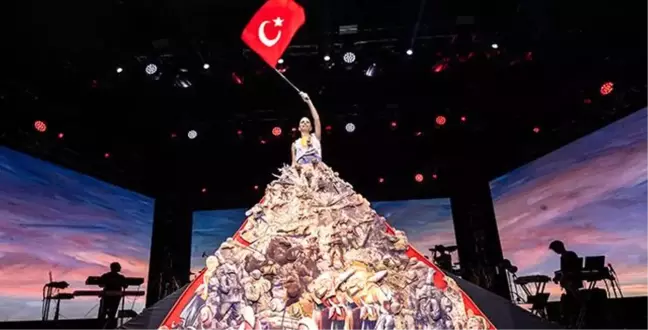 Simge, 30 Ağustos Zafer Bayramı'nı 4,5 metrelik özel tasarım elbisesiyle kutladı