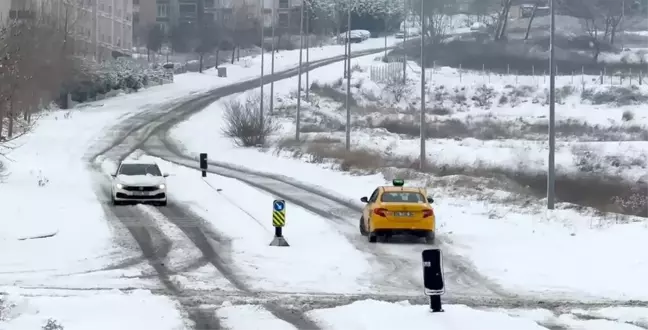 Büyükçekmece'de Kar Yağışı Sürücüleri Zor Durumda Bıraktı