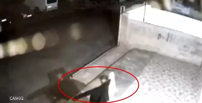 Hatay'da Motosiklet Hırsızlığı Güvenlik Kamerasında