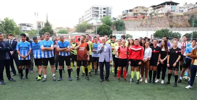 Kadın Hakemler Hem Maç Yönetti Hem Futbol Oynadı