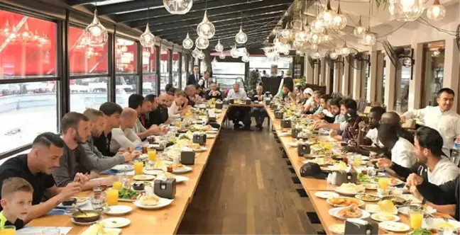 Atiker Konyaspor Yönetimi ve Oyuncular Kahvaltıda Bir Araya Geldi