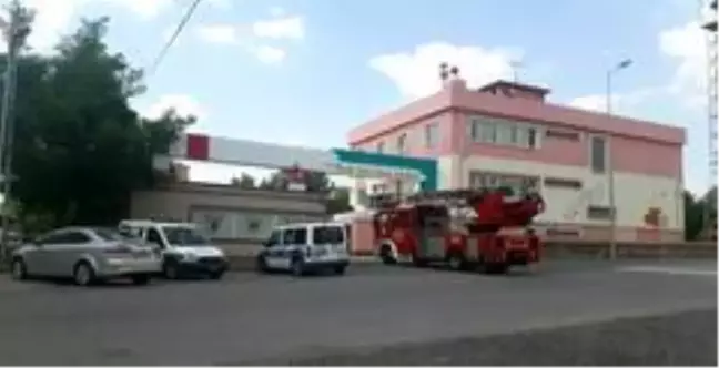 Anaokulu çatısında çıkan yangını görevliler söndürdü