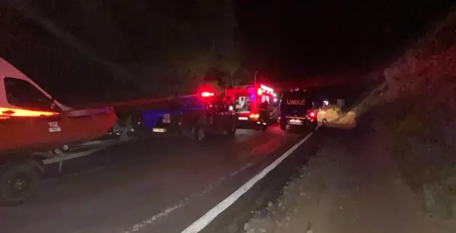Tunceli'de kamyon Munzur Çayı'na uçtu: 2 kişiyi kurtarma çalışmaları sürüyor