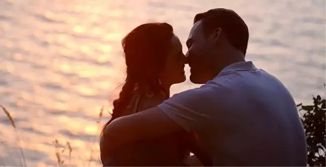 Ya Çok Seversen dizisinde Ateş ve Leyla'nın romantik anları