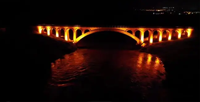 Batman'da tarihi Aviski Köprüsü ışıklandırıldı