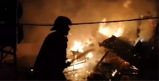 Şanlıurfa'da bir binanın çatı katında çıkan yangın korkuttu