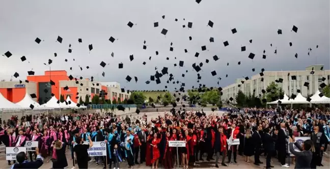 ÇAKÜ'de mezuniyet coşkusu sürüyor