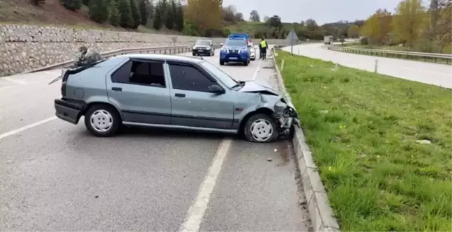 Amasya'da otomobil bariyerlere çaptı: 2 yaralı