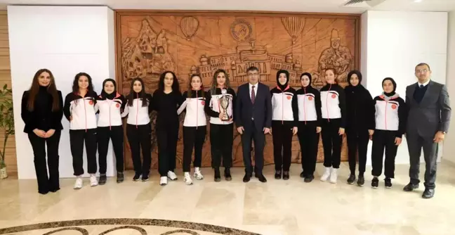 NEVÜ Kadın Basketbol Takımı'na Teşekkür Belgesi