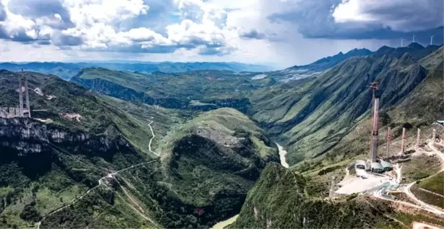 Çin'de Dünyanın En Yüksek Köprüsü İnşa Ediliyor