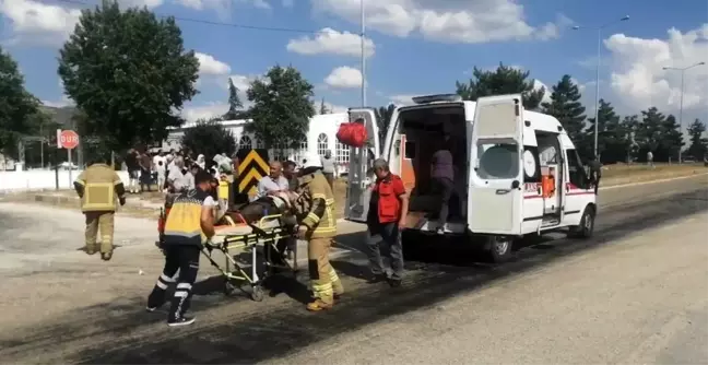 Isparta'da otomobil ile üç tekerlekli bisiklet çarpışması: 3 yaralı