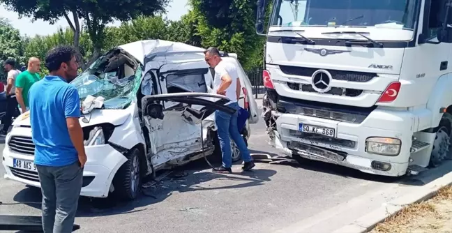 Tarsus'ta Tırın Çarptığı Araçta Sürücü Hayatını Kaybetti