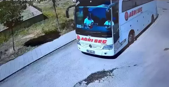 Ankara'da yolcu otobüsü köprünün ayağına saplandı