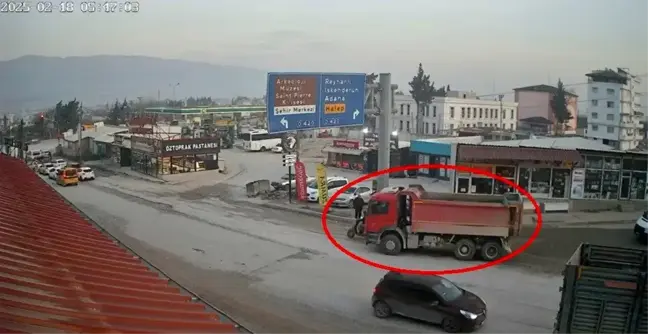 Hatay'da Motosiklet Sürücüsü Hafriyat Kamyonunun Altında Kalarak Hayatını Kaybetti