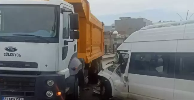 Cizre'de öğrenci servisi ile hafriyat kamyonu çarpıştı: 13 öğrenci yaralandı