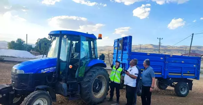 Ağrı'da traktör sürücülerine bilgilendirme eğitimi verildi