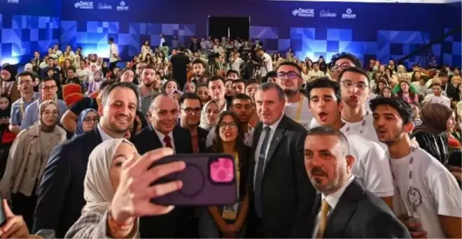 Bakan Bak, üniversite tercihi yapacak öğrencilerle buluştu