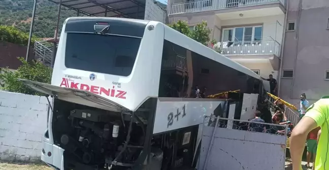 Söke'de yolcu otobüsü evin bahçesine çarptı: 1 ölü, 15 yaralı