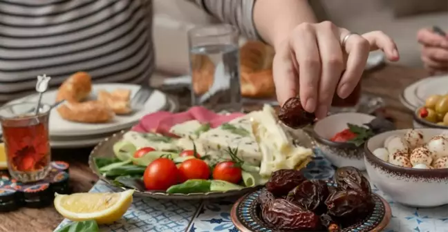 Sahur yemeğinin dindeki önemi nedir? Sahur farz mıdır, sünnet mi? (DİYANET AÇIKLAMASI)