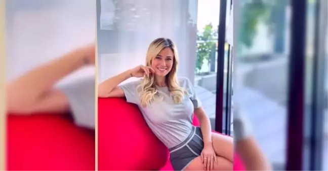 can Yaman'ın sevgilisi tektaşla mesaj verdi