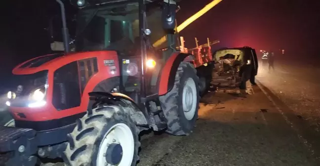 Afyonkarahisar'da hafif ticari aracın traktör römorkuna çarpması sonucu 9 kişi yaralandı